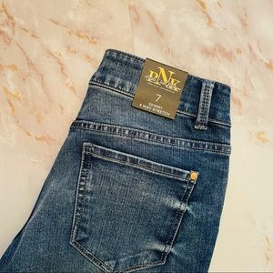 NWT PNK People Need Kindness skinny 4 way stretch medium wash jeans in size 7